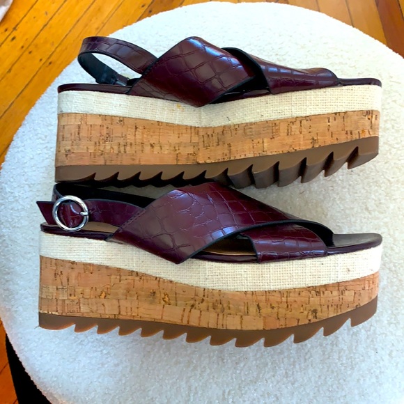 Zara nwot embossed croc platform wedge